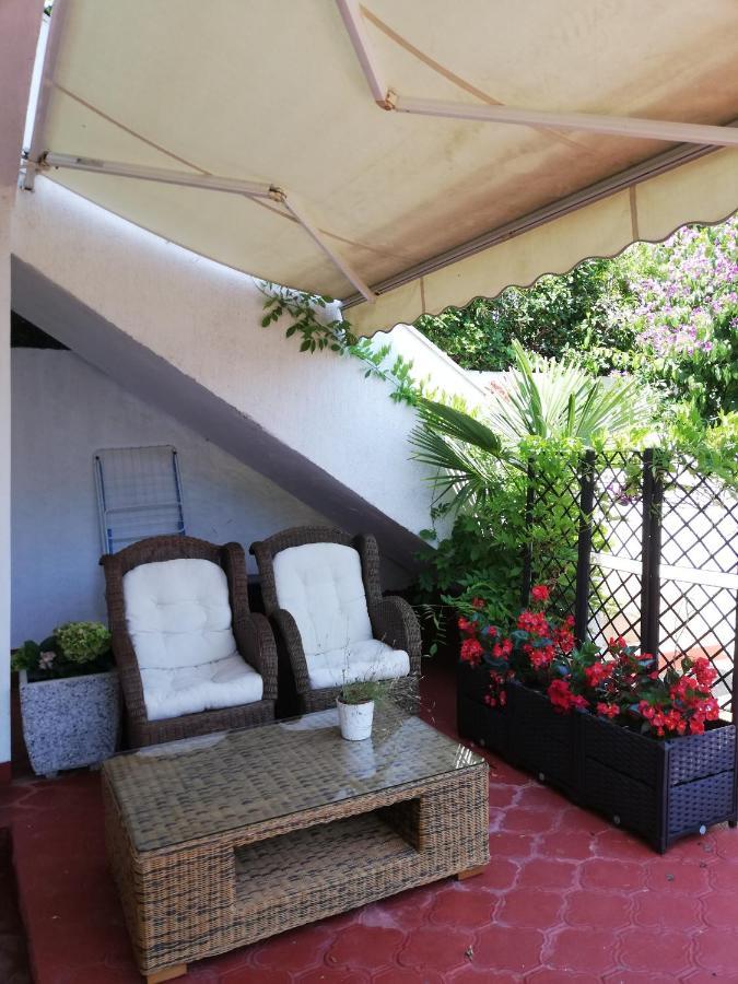 Apartments Poretti For 2,In Center Parking Free In The Yard,6 Min Beach Walk 로비니 외부 사진