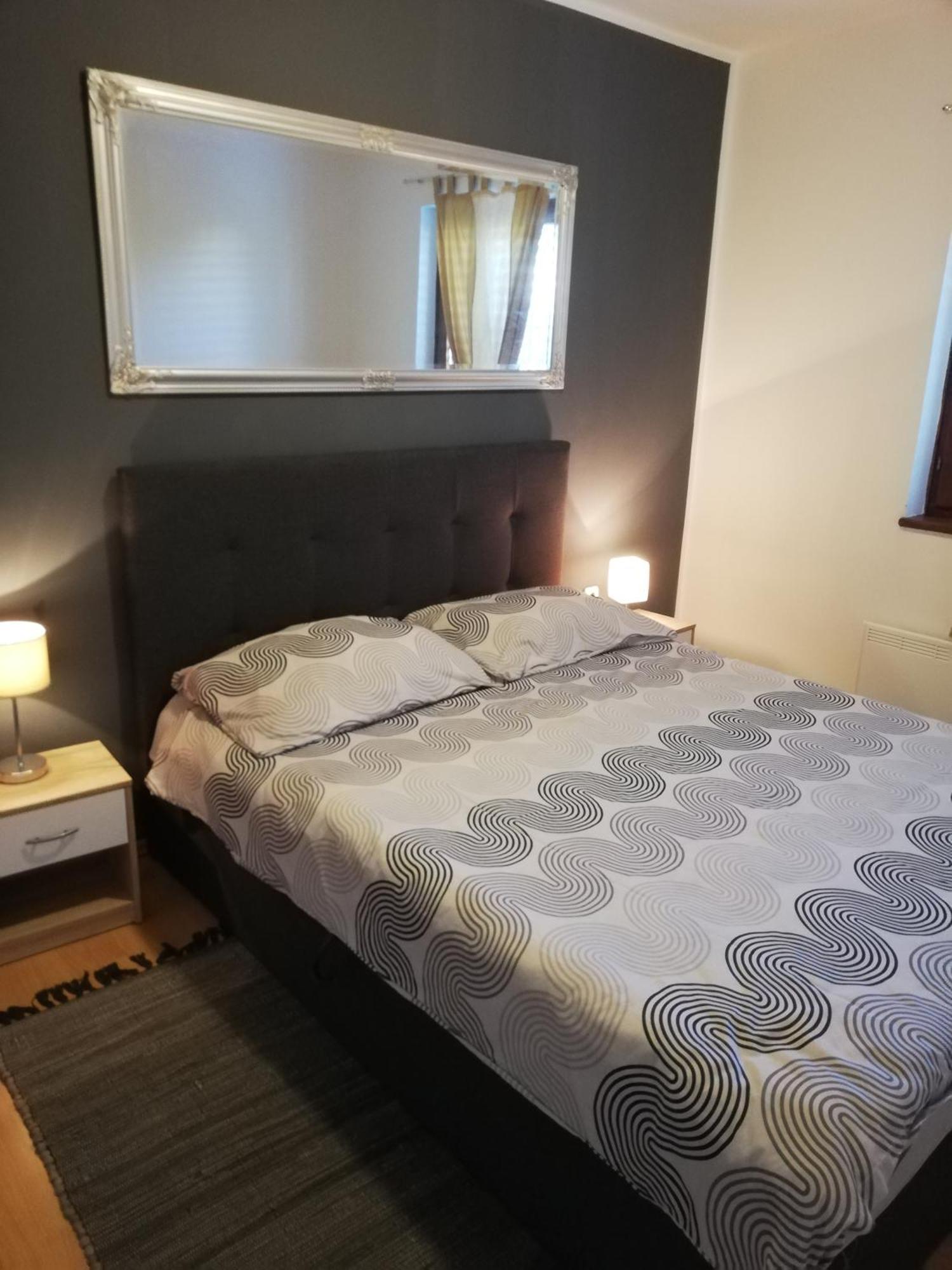 Apartments Poretti For 2,In Center Parking Free In The Yard,6 Min Beach Walk 로비니 외부 사진
