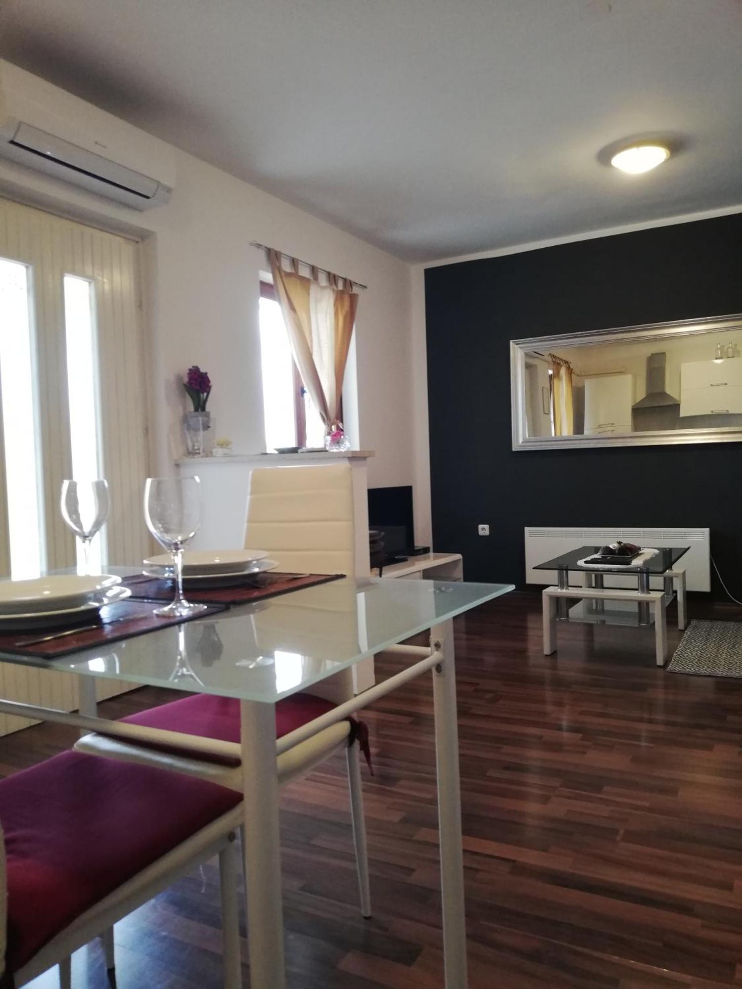 Apartments Poretti For 2,In Center Parking Free In The Yard,6 Min Beach Walk 로비니 외부 사진
