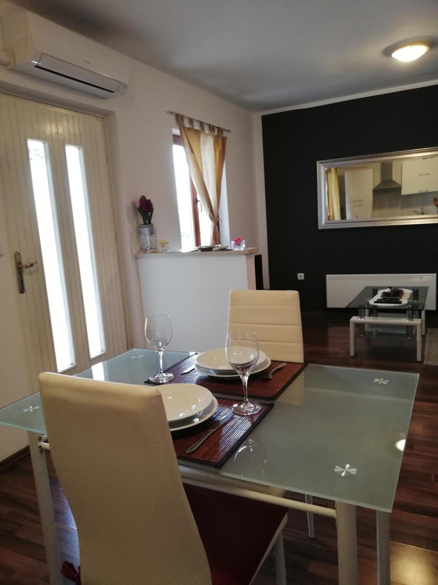 Apartments Poretti For 2,In Center Parking Free In The Yard,6 Min Beach Walk 로비니 외부 사진
