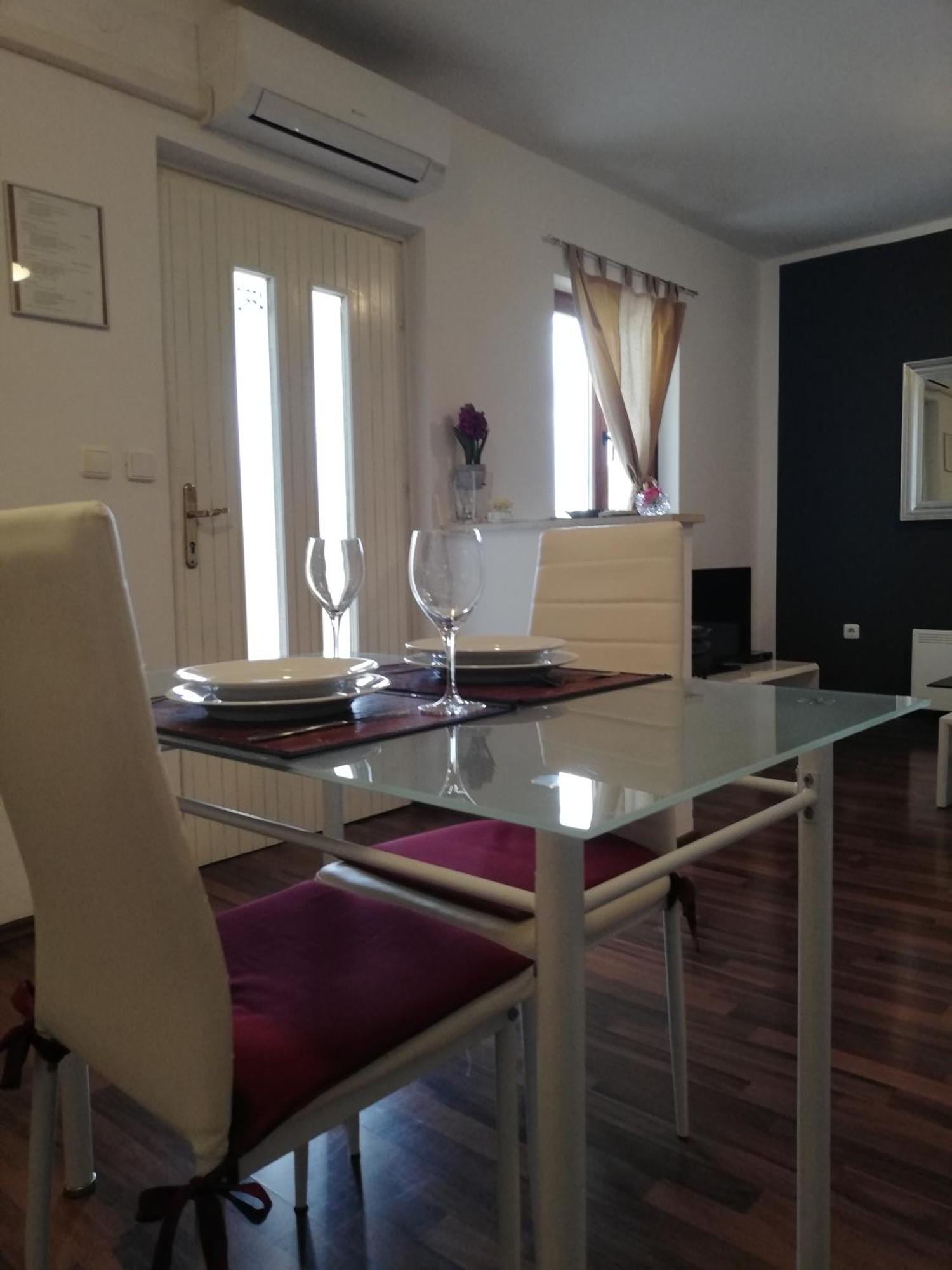 Apartments Poretti For 2,In Center Parking Free In The Yard,6 Min Beach Walk 로비니 외부 사진