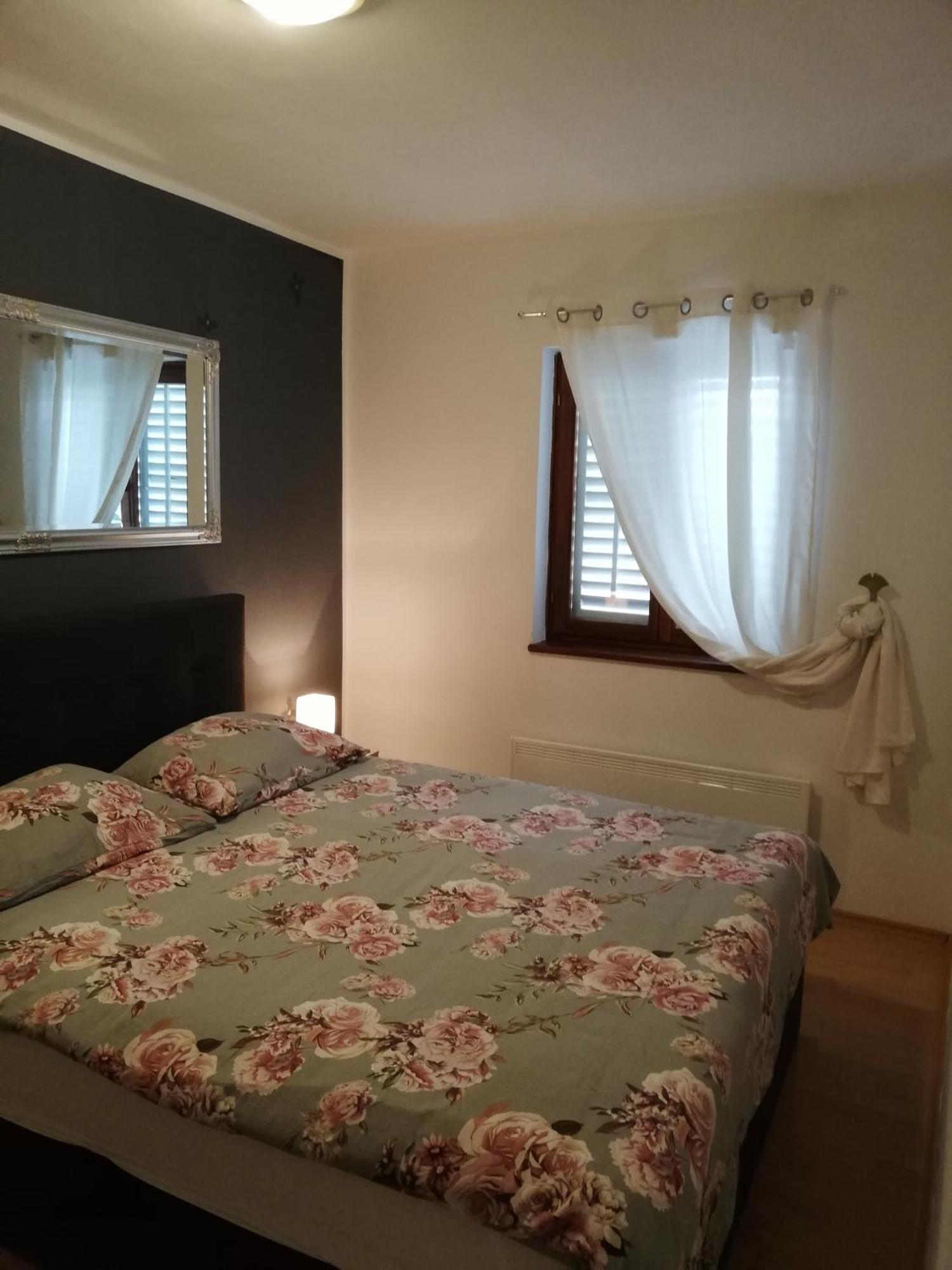 Apartments Poretti For 2,In Center Parking Free In The Yard,6 Min Beach Walk 로비니 외부 사진