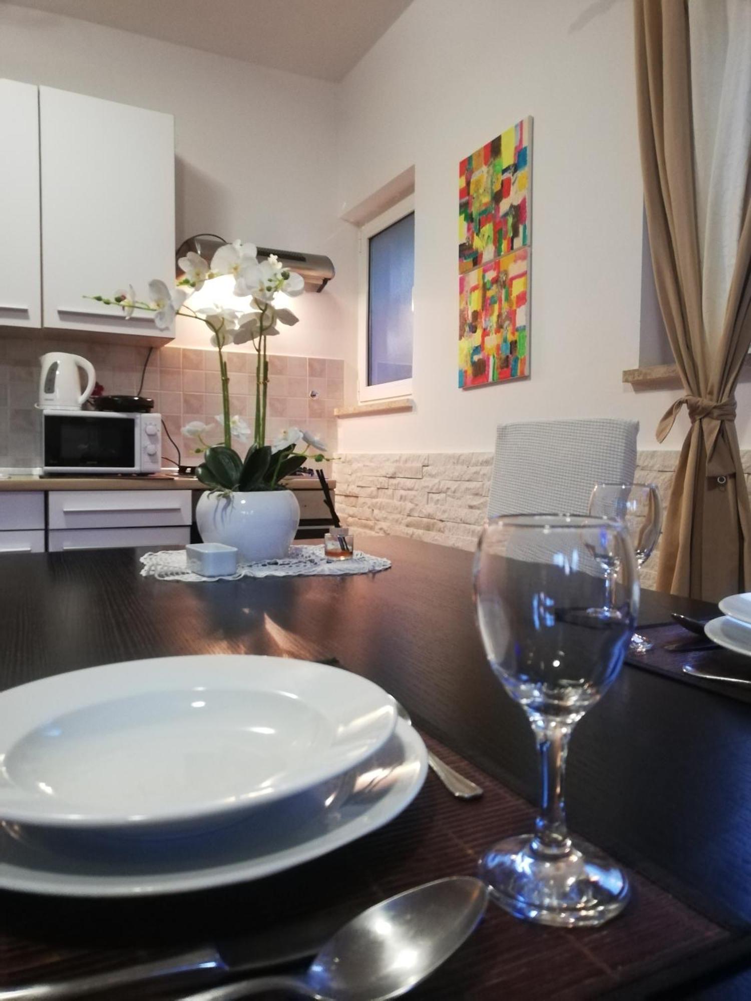 Apartments Poretti For 2,In Center Parking Free In The Yard,6 Min Beach Walk 로비니 외부 사진