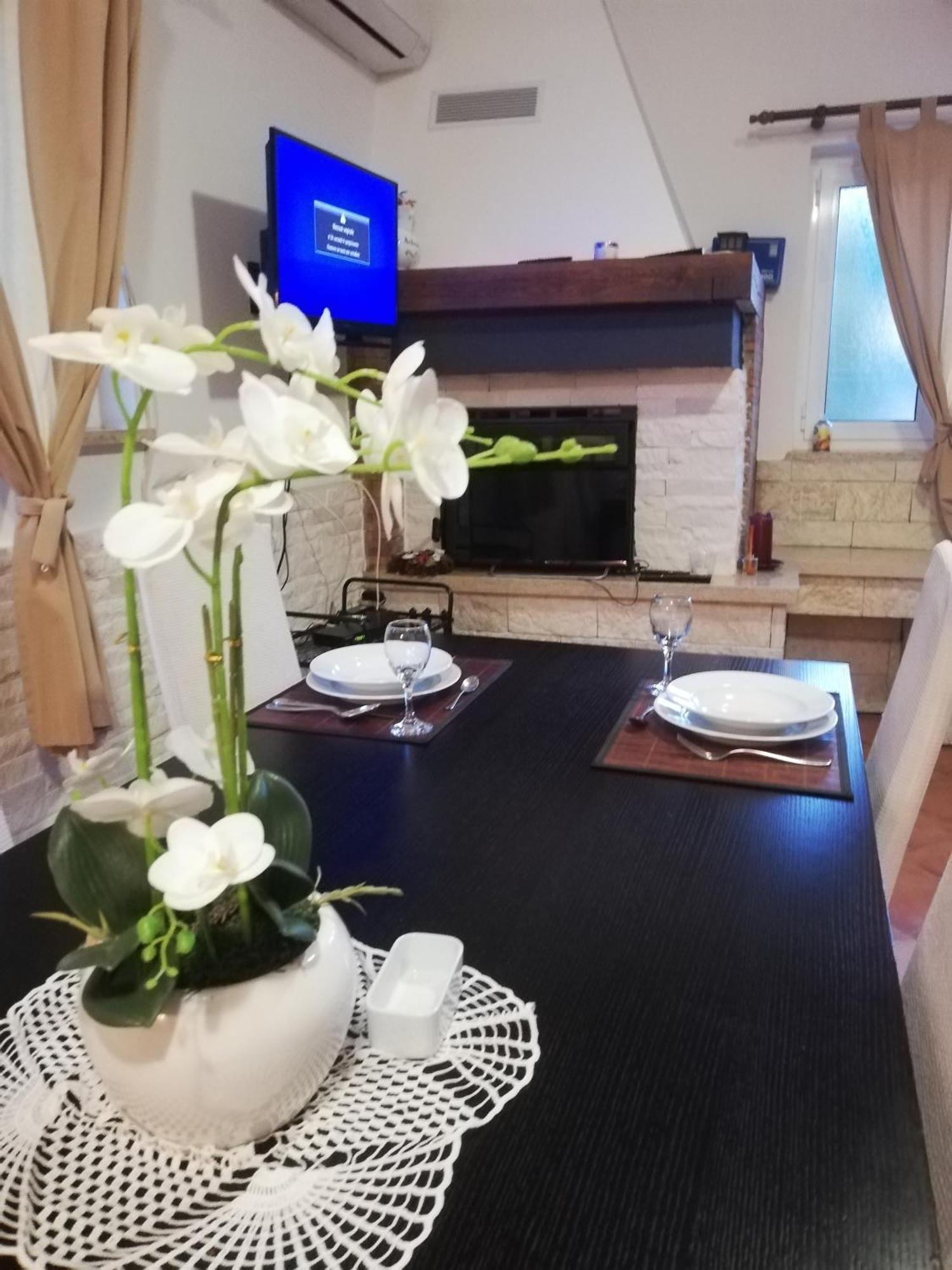 Apartments Poretti For 2,In Center Parking Free In The Yard,6 Min Beach Walk 로비니 외부 사진